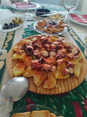 Geleneksel ahşap tabakta İspanyol pulpo tabağı. Yüksek kalite fotoğraf