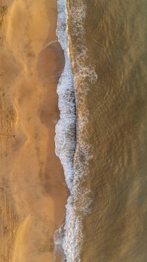 Güneş doğarken İspanya 'da bir sahilin insansız hava aracı görüntüsü. Yüksek kalite