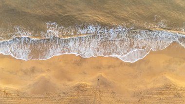 Güneş doğarken İspanya 'da bir sahilin insansız hava aracı görüntüsü. Yüksek kalite
