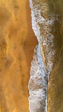 Güneş doğarken İspanya 'da bir sahilin insansız hava aracı görüntüsü. Yüksek kalite