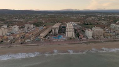 Peniscola 'da bir Coudy gününde kumsalın insansız hava görüntüsü