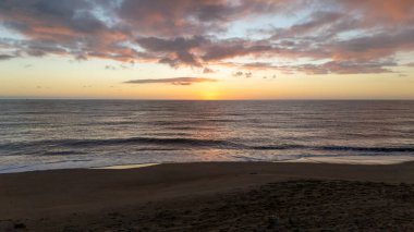 İspanya 'da Peniscola yakınlarındaki bir plajda gün batımının insansız hava görüntüsü. Yüksek kalite fotoğraf