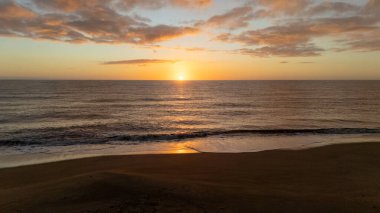 İspanya 'da Peniscola yakınlarındaki bir plajda gün batımının insansız hava görüntüsü. Yüksek kalite fotoğraf