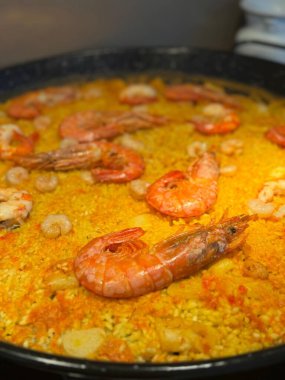Paella İspanyol yemeği büyük bir tavada. Yüksek kalite fotoğraf