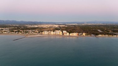 İspanya sahillerindeki deniz dalgakıranlarının insansız hava görüntüsü. Yüksek kalite fotoğraf