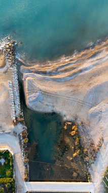 İspanya sahillerindeki deniz dalgakıranlarının insansız hava görüntüsü. Yüksek kalite fotoğraf
