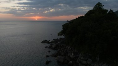 Phuket kayalık sahilinin deniz kenarındaki insansız hava aracı görüntüsü. Yüksek kalite fotoğraf