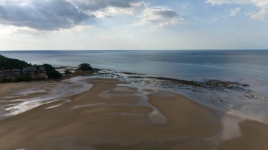 Phuket 'teki boş bir plajın insansız hava görüntüsü. Yüksek kalite fotoğraf