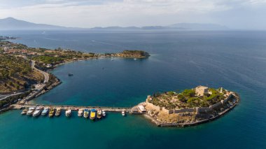 Limandaki Kusadasi kalesinin insansız hava görüntüsü. Yüksek kalite fotoğraf