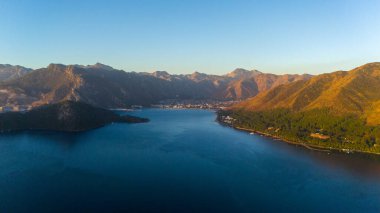 Türkiye 'de gün batımında Marmaris' in kıyı şeridini gösteren insansız hava aracı görüntüsü. Yüksek kalite fotoğraf