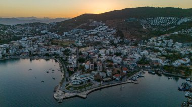Türkiye 'nin Gulluk kıyı kenti limanının insansız hava görüntüsü. Yüksek kalite fotoğraf