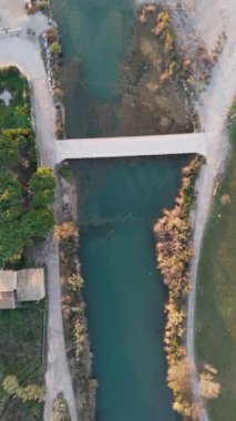 Güneş doğarken İspanya 'da denize dökülen bir nehrin deltası. Yüksek kalite 4k görüntü