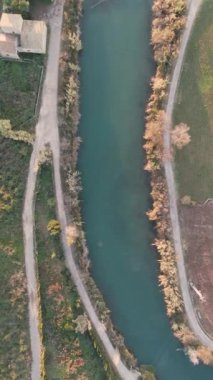 Güneş doğarken İspanya 'da denize dökülen bir nehrin deltası. Yüksek kalite 4k görüntü