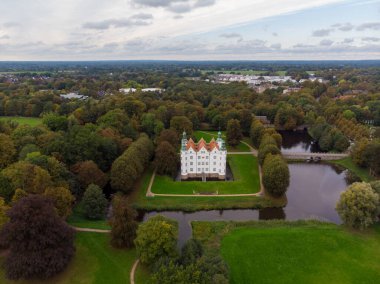 Ahrensburg 'un güzel beyaz şatosunun insansız hava görüntüsü. Yüksek kalite fotoğraf