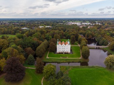 Ahrensburg 'un güzel beyaz şatosunun insansız hava görüntüsü. Yüksek kalite fotoğraf
