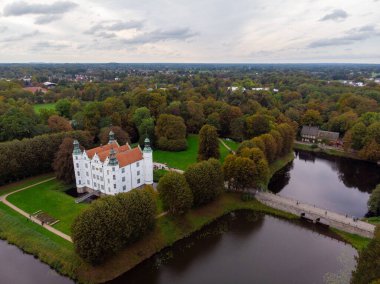Ahrensburg 'un güzel beyaz şatosunun insansız hava görüntüsü. Yüksek kalite fotoğraf