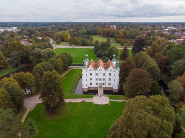 Ahrensburg 'un güzel beyaz şatosunun insansız hava görüntüsü. Yüksek kalite fotoğraf