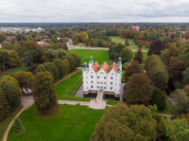 Ahrensburg 'un güzel beyaz şatosunun insansız hava görüntüsü. Yüksek kalite fotoğraf
