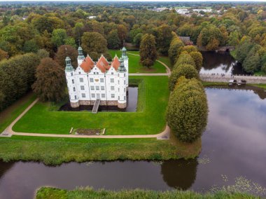 Ahrensburg 'un güzel beyaz şatosunun insansız hava görüntüsü. Yüksek kalite fotoğraf