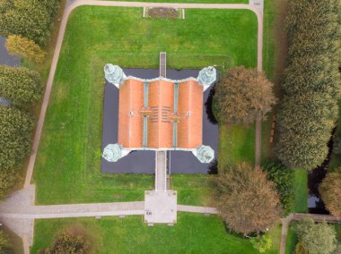 Ahrensburg 'un güzel beyaz şatosunun insansız hava görüntüsü. Yüksek kalite fotoğraf