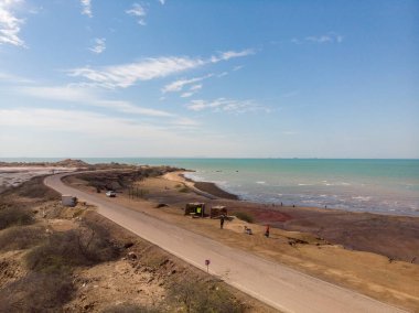 İran 'daki kızıl kayalık Hormoz Adası' nın güzel manzarası. Yüksek kalite fotoğraf