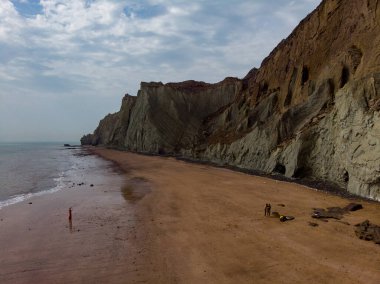 İran 'daki kızıl kayalık Hormoz Adası' nın güzel manzarası. Yüksek kalite fotoğraf