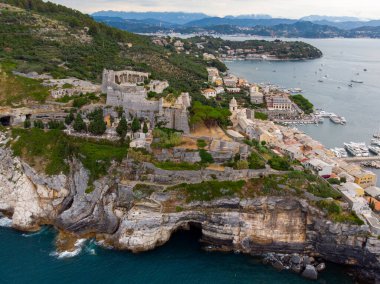 Kuzeybatı İtalya 'nın Ligurian kıyısındaki Porto Venere köyünde kayalık bir burnun üzerinde oturan Aziz Peter Chiesa di San Pietro' nun Gotik tarzı kilisesinin güzel hava manzarası. Yüksek kalite