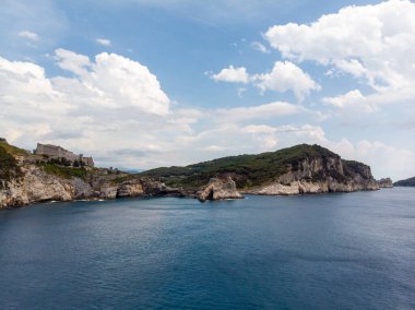 Kuzeybatı İtalya 'nın Ligurian kıyısındaki Porto Venere köyünde kayalık bir burnun üzerinde oturan Aziz Peter Chiesa di San Pietro' nun Gotik tarzı kilisesinin güzel hava manzarası. Yüksek kalite