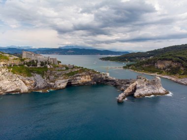 Kuzeybatı İtalya 'nın Ligurian kıyısındaki Porto Venere köyünde kayalık bir burnun üzerinde oturan Aziz Peter Chiesa di San Pietro' nun Gotik tarzı kilisesinin güzel hava manzarası. Yüksek kalite