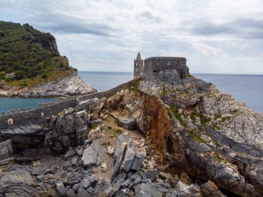 Kuzeybatı İtalya 'nın Ligurian kıyısındaki Porto Venere köyünde kayalık bir burnun üzerinde oturan Aziz Peter Chiesa di San Pietro' nun Gotik tarzı kilisesinin güzel hava manzarası. Yüksek kalite