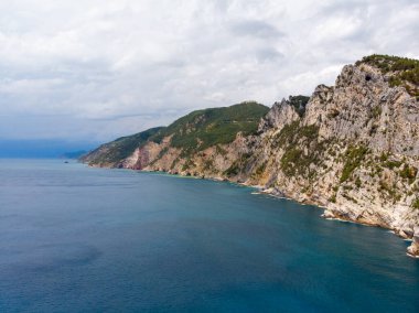 Kuzeybatı İtalya 'nın Ligurian kıyısındaki Porto Venere köyünde kayalık bir burnun üzerinde oturan Aziz Peter Chiesa di San Pietro' nun Gotik tarzı kilisesinin güzel hava manzarası. Yüksek kalite