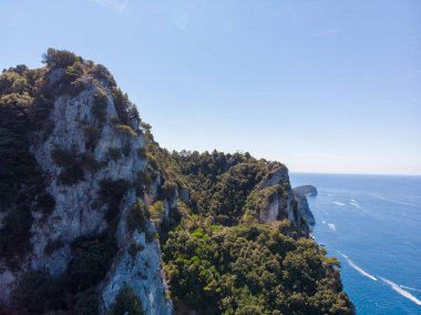 Portovenere yakınlarındaki Muzzerone 'nin tırmanma duvarlarının insansız hava görüntüsü. Yüksek kalite fotoğraf