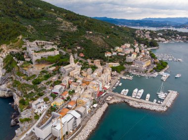 Kuzeybatı İtalya 'nın Ligurian kıyısındaki Porto Venere köyünde kayalık bir burnun üzerinde oturan Aziz Peter Chiesa di San Pietro' nun Gotik tarzı kilisesinin güzel hava manzarası. Yüksek kalite