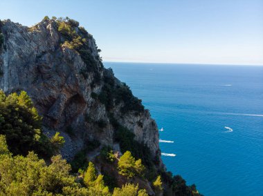 Portovenere yakınlarındaki Muzzerone 'nin tırmanma duvarlarının insansız hava görüntüsü. Yüksek kalite fotoğraf