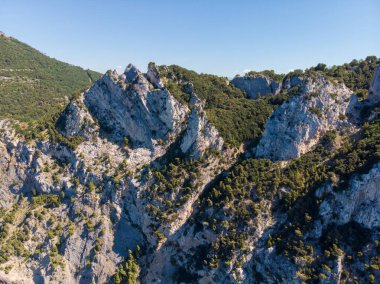 Portovenere yakınlarındaki Muzzerone 'nin tırmanma duvarlarının insansız hava görüntüsü. Yüksek kalite fotoğraf