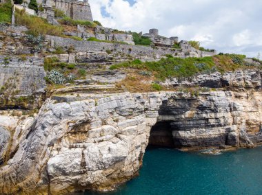Kuzeybatı İtalya 'nın Ligurian kıyısındaki Porto Venere köyünde kayalık bir burnun üzerinde oturan Aziz Peter Chiesa di San Pietro' nun Gotik tarzı kilisesinin güzel hava manzarası. Yüksek kalite