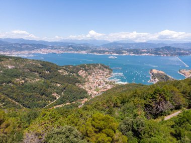 Portovenere yakınlarındaki Muzzerone 'nin tırmanma duvarlarının insansız hava görüntüsü. Yüksek kalite fotoğraf