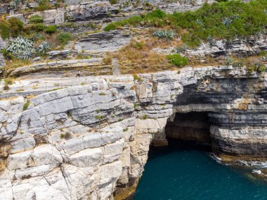 Kuzeybatı İtalya 'nın Ligurian kıyısındaki Porto Venere köyünde kayalık bir burnun üzerinde oturan Aziz Peter Chiesa di San Pietro' nun Gotik tarzı kilisesinin güzel hava manzarası. Yüksek kalite