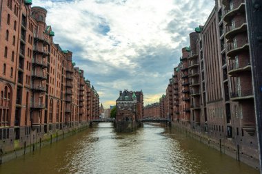 Hamburg Speicherstadt Deposu 'nun güneşli bir yaz gününde, Hamburg, Almanya' da turistik gezi teknesi olan klasik manzarası. Yüksek kalite fotoğraf
