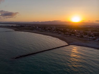 Borriana sahilinin havadan görünüşü. İspanya 'da Castellon yakınlarında dalgalı suları ve deltası olan uzun bir sahil. - Evet. Yüksek kalite fotoğraf