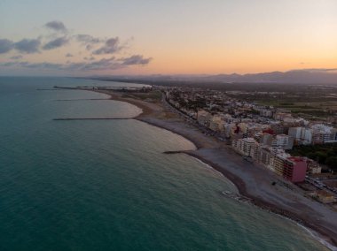 Borriana sahilinin havadan görünüşü. İspanya 'da Castellon yakınlarında dalgalı suları ve deltası olan uzun bir sahil. - Evet. Yüksek kalite fotoğraf