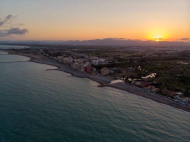 Borriana sahilinin havadan görünüşü. İspanya 'da Castellon yakınlarında dalgalı suları ve deltası olan uzun bir sahil. - Evet. Yüksek kalite fotoğraf