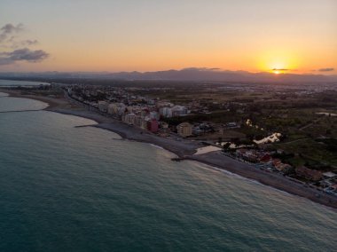 Borriana sahilinin havadan görünüşü. İspanya 'da Castellon yakınlarında dalgalı suları ve deltası olan uzun bir sahil. - Evet. Yüksek kalite fotoğraf