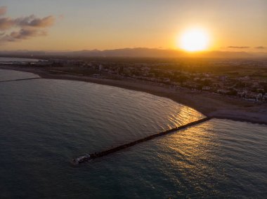 Borriana sahilinin havadan görünüşü. İspanya 'da Castellon yakınlarında dalgalı suları ve deltası olan uzun bir sahil. - Evet. Yüksek kalite fotoğraf