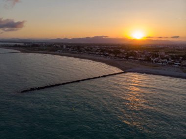 Borriana sahilinin havadan görünüşü. İspanya 'da Castellon yakınlarında dalgalı suları ve deltası olan uzun bir sahil. - Evet. Yüksek kalite fotoğraf