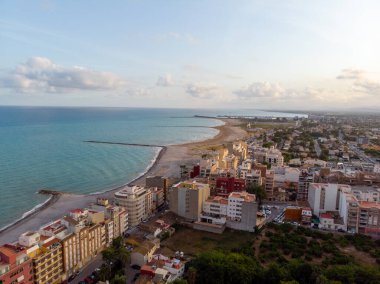 Borriana sahilinin havadan görünüşü. İspanya 'da Castellon yakınlarında dalgalı suları ve deltası olan uzun bir sahil. - Evet. Yüksek kalite fotoğraf