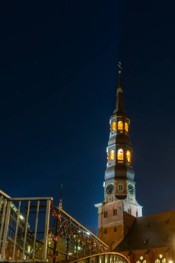 Depo Speicherstadt, Hamburg 'un uzun pozlu çekimi, gün batımından sonra aydınlandı, Wandrahmsfleet, Almanya. Yüksek kalite fotoğraf