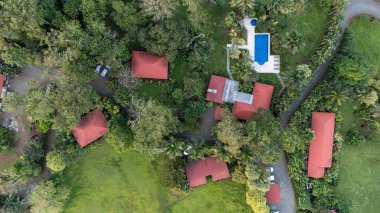 La Finca Lodge Kosta Rika 'nın Fortuna bölgesinde. Hava aracı görüntüsü. Doğada kulübeleri olan güzel bir otel. Yüksek kalite fotoğraf