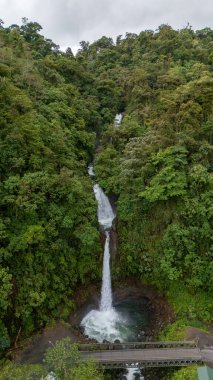 Kosta Rika 'daki La Paz şelalesinin ve şelalenin sarıldığı büyük yağmur ormanının güzel insansız hava aracı görüntüsü. Yüksek kalite fotoğraf