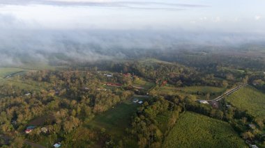 La Fortuna Bölgesi 'ndeki Kosta Rika yağmur ormanlarının güzel hava manzarası. Yüksek kalite fotoğraf